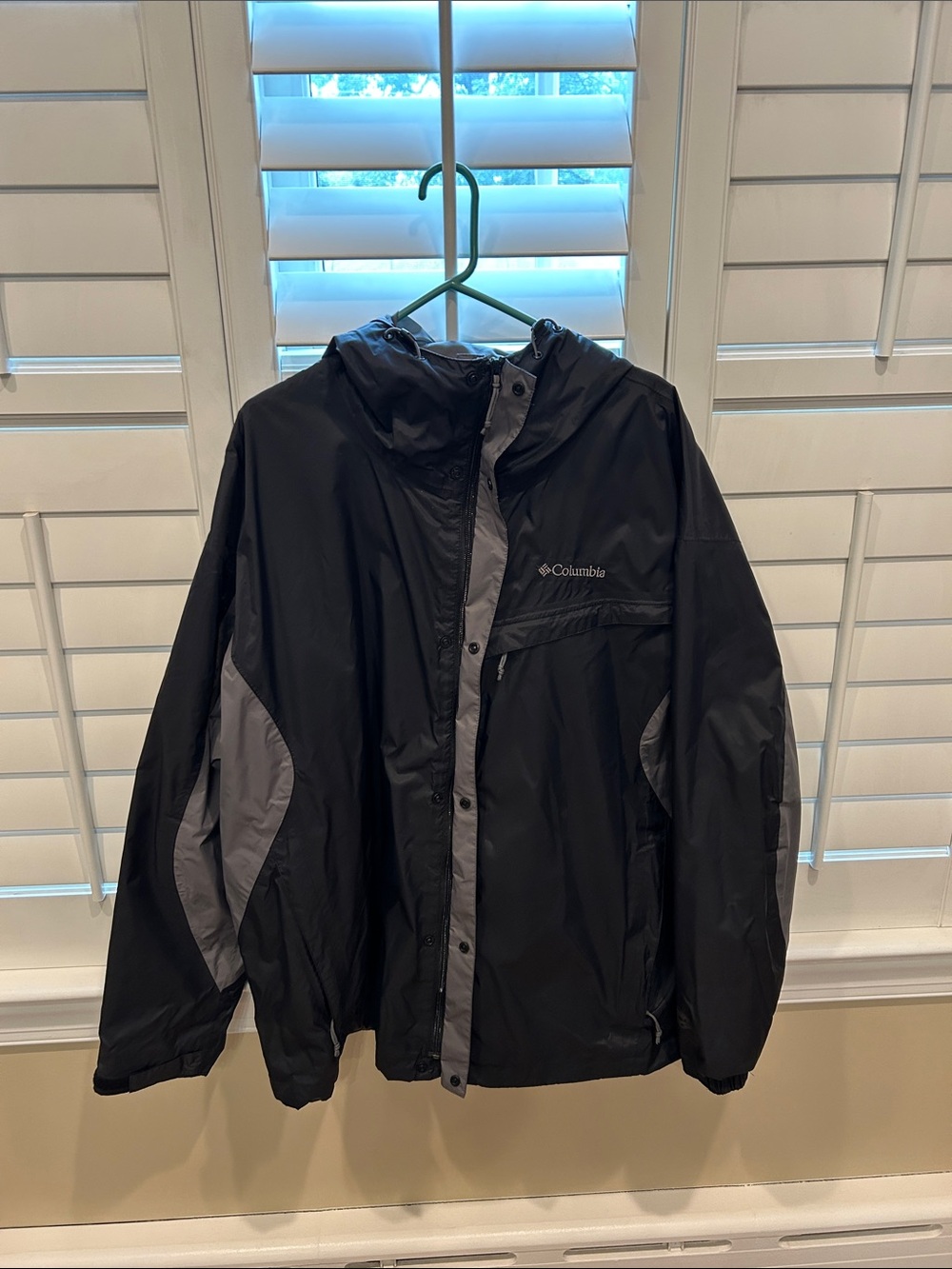 Columbia Men's Black and Gray Waterproof Hooded Rain Jacket